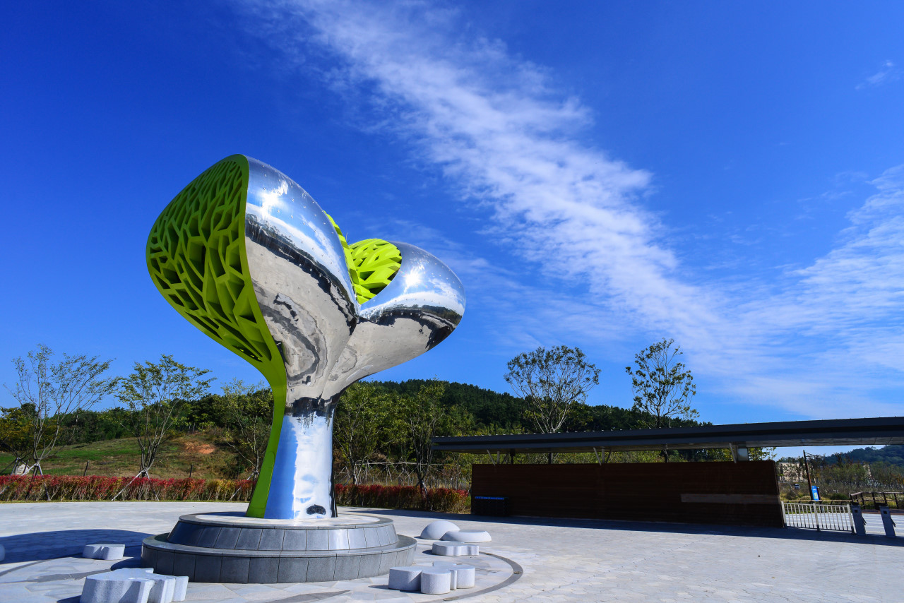 국립생태원 내에 위치한 나뭇잎모양의 조형물 하나