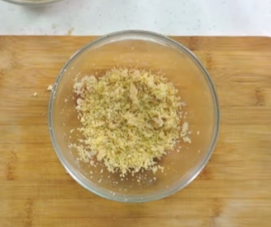 한국의 떡 종류 잣구리-체에 내린 밤에 꿀 넣기