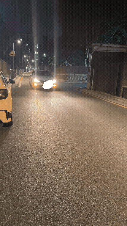 밤길을 따라 천천히 다가오는 우버 택시, 승차 직전 도착 장면 gif