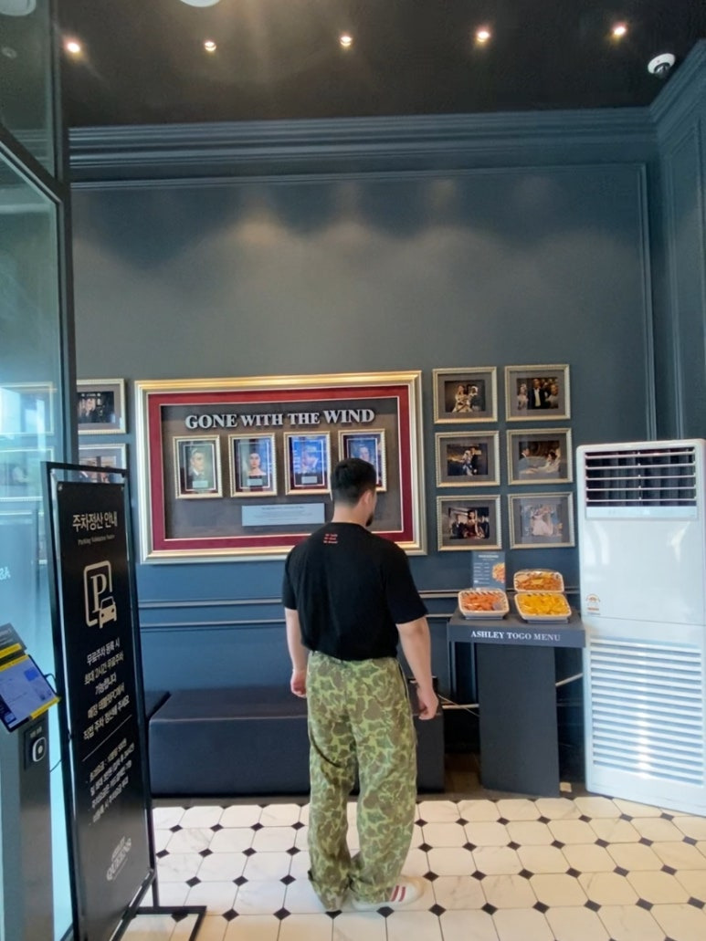 데일리룩(2025. 7. 29.)빈티지 구제 와이드 반팔 하프 티, 브론슨 BRONSON M43 덕헌팅 카모 카고팬츠 카모바지, 리바이스 501 벨트, 아디다스 슈퍼스타 82 레드