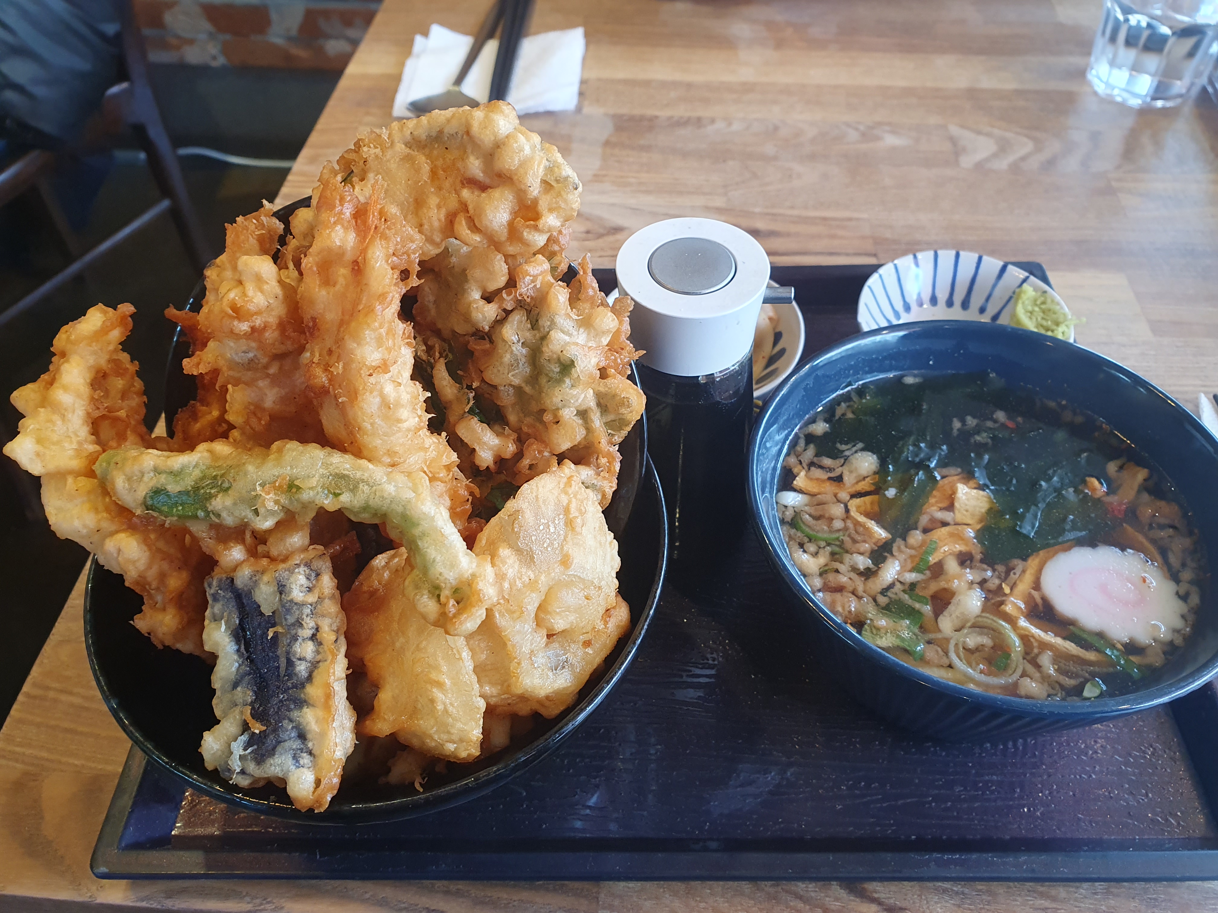 바삭공장 튀김덮밥과 우동 사진