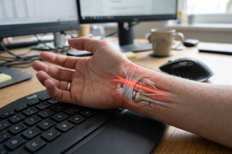 스마트폰 사용과 키보드 작업으로 인해 손목 신경이 압박되는 손목터널증후군 증상