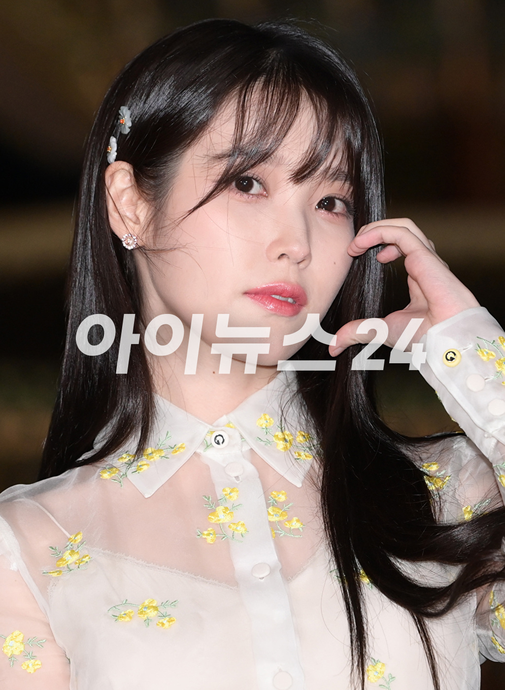 &#39;눈부신 미모의 기부천사&#39;&lt;/b&gt; 가수 겸 배우 아이유가 16일 오후 서울 경복궁에서 진행된 구찌(Gucci) 2024 크루즈 패션쇼에 참석하고 있다. [사진=정소희 기자]