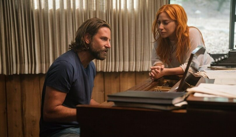 피아노에 앉은 잭슨과 서서 잭슨과 이야기하는 앨리