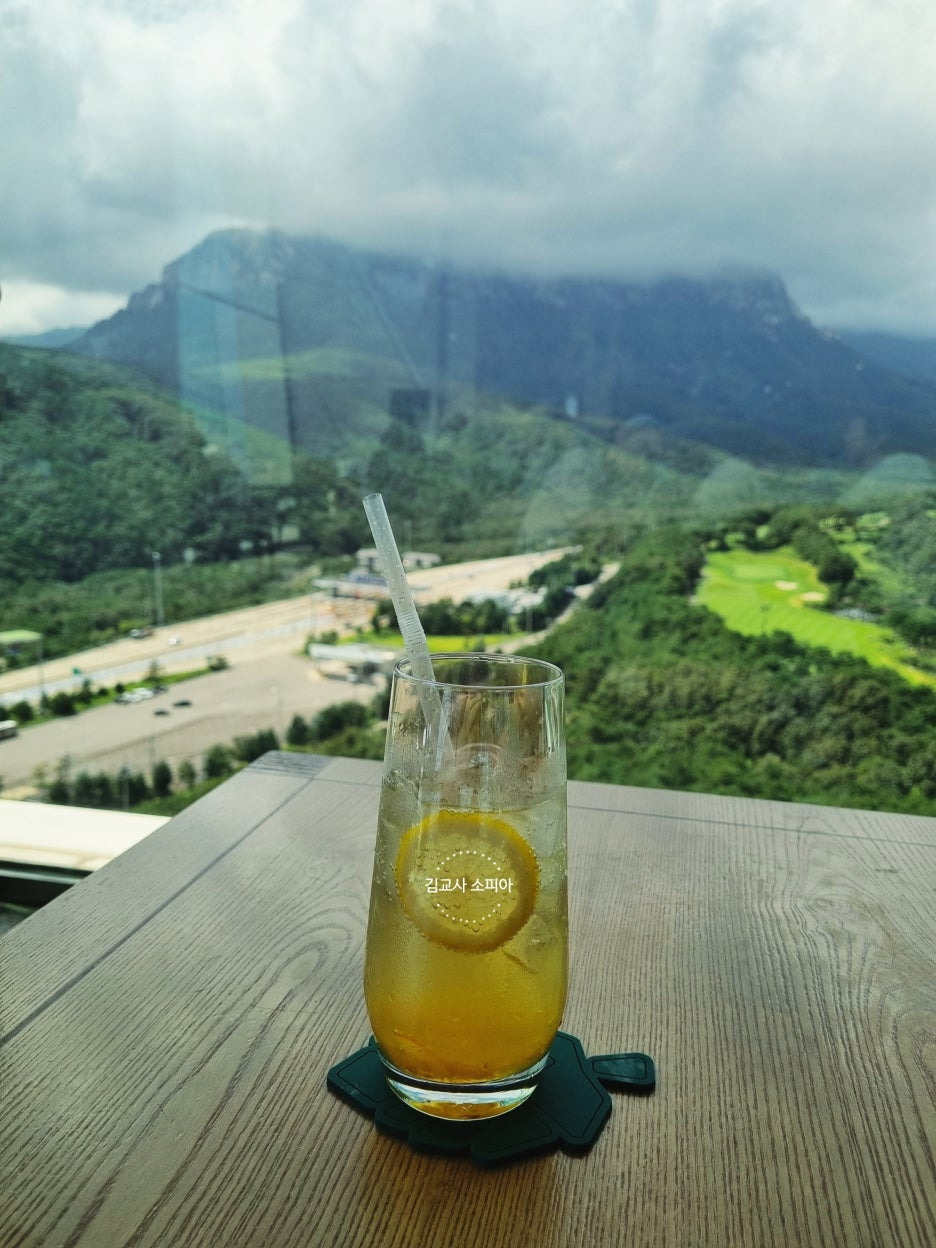 🌲 속초 울산바위 카페 ‘더 엠브로시아’ 방문 후기 ❘ 솔방울 라떼와 초코무스 맛집[내돈내산 후기]