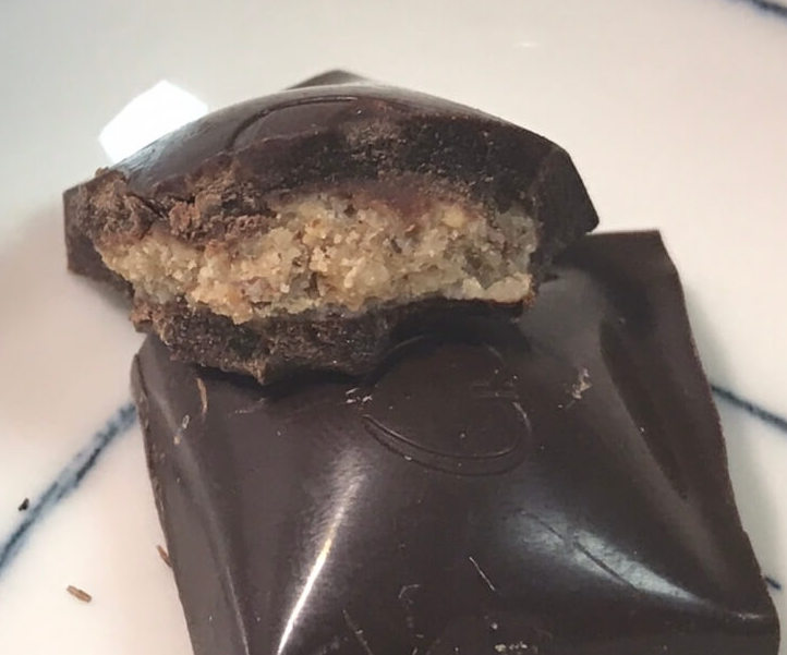 솔티드 아몬드버터 초콜릿 단면