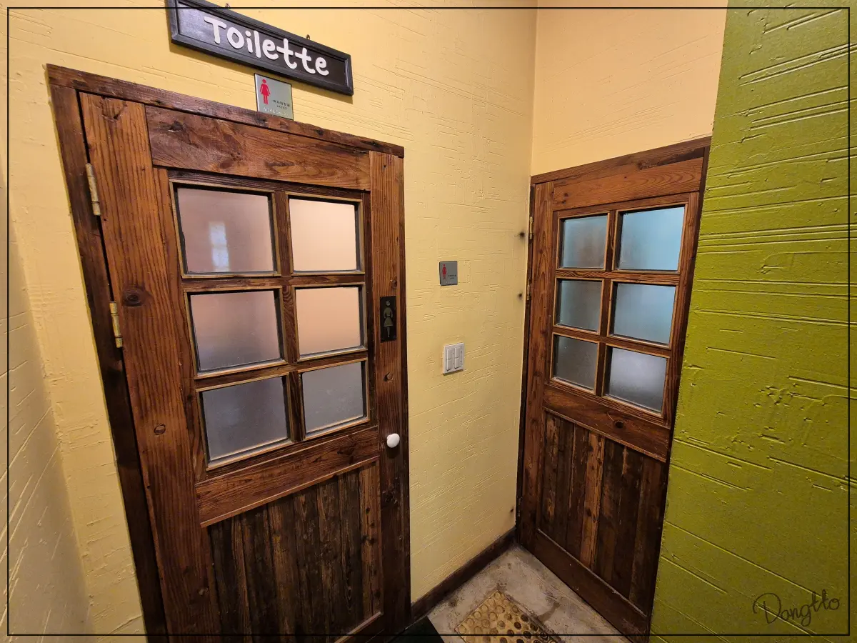 가족과-주말-나들이-가기-좋은-경기도-근교-맛집-로즈마리노-화장실-입구