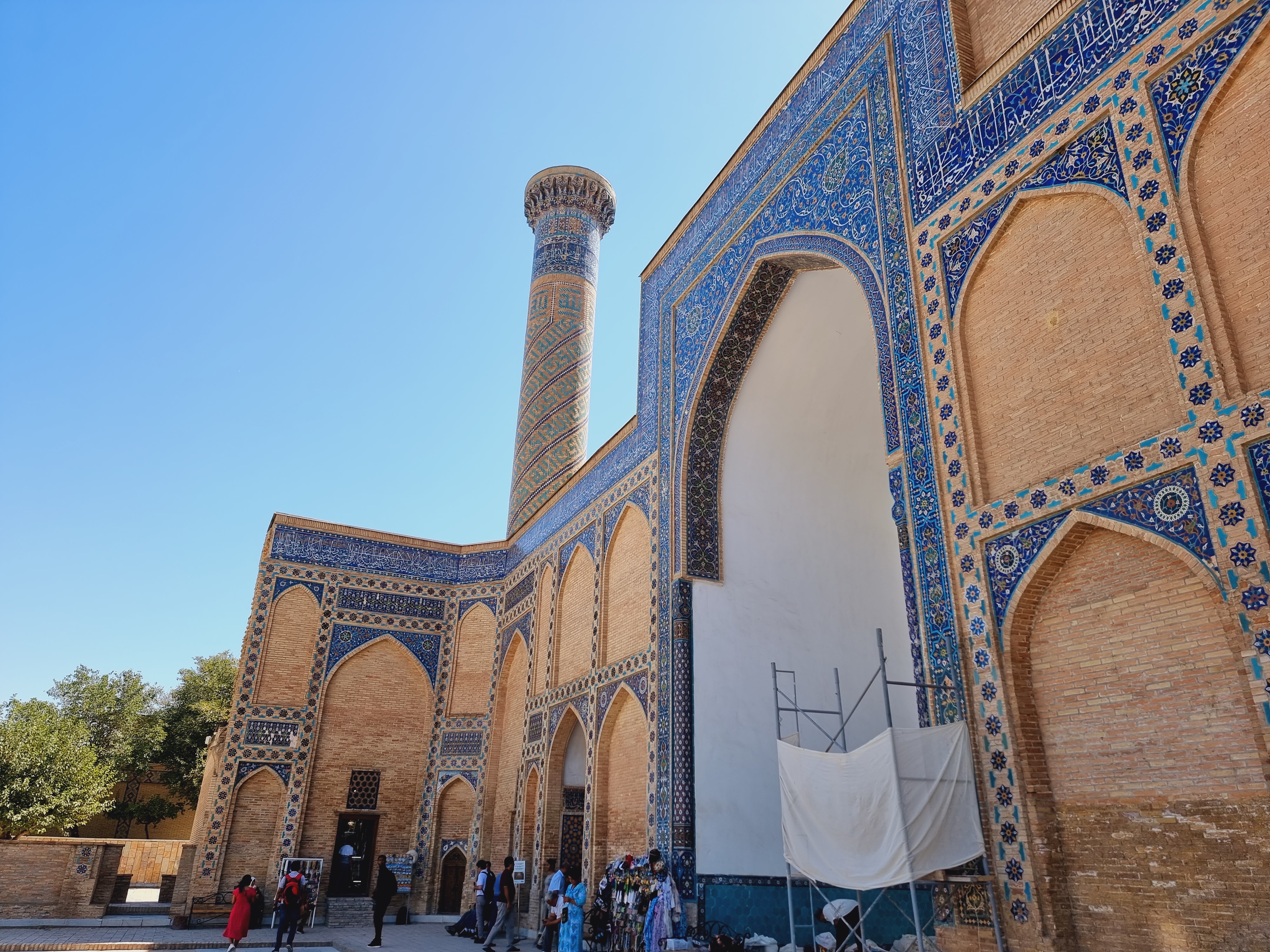 구르 아미르 광장 외관과 화려한 내부