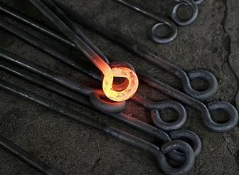 뜨거운 금속의 가공물. 노란 오렌지색의 빛은 높은 온도로 인해 방출되는 열복사의 가시광선 영역.