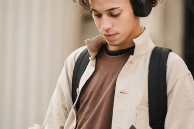 헤드폰을 끼고 있는 남성