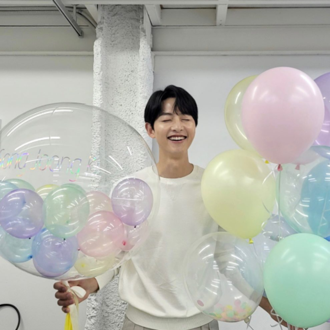 풍선들고-눈감고-웃는-송중기