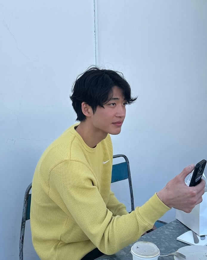 의자에앉아있는-남성의모습