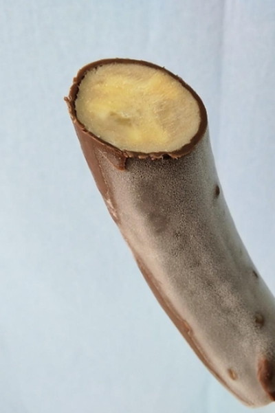 바나나를 감싸고 있는 초코