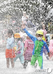 눈-날리느-날씨에-기뻐서-뛰노는-아이들