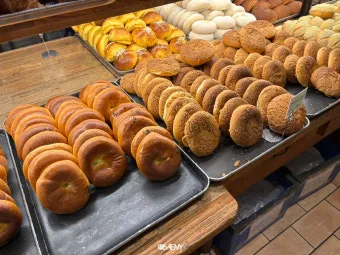 성심당 빵 추천 망고시루가 아닌 망고롤 맛은 어떨까_22