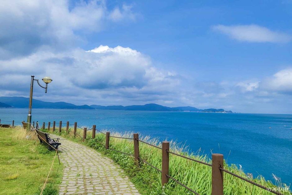 바람의 언덕 풍차와 바다