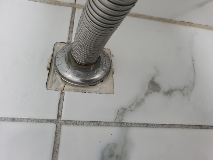 화장실-타일-곰팡이