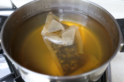 냄비에-보리차-티백-넣은-물