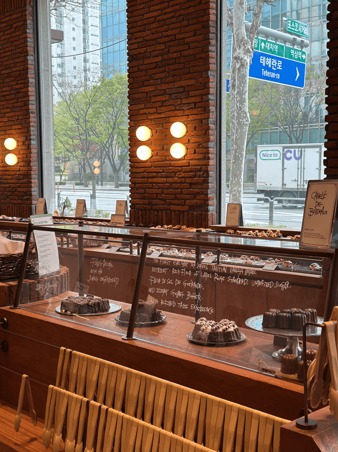 브라이언스커피 창문이 보이는 베이커리 진열대