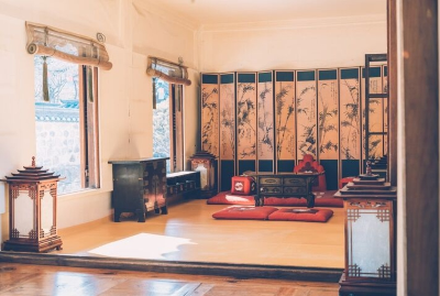 옛날 아파트 거실 구조와 단순한 생활 동선을 보여 주는 공간 모습