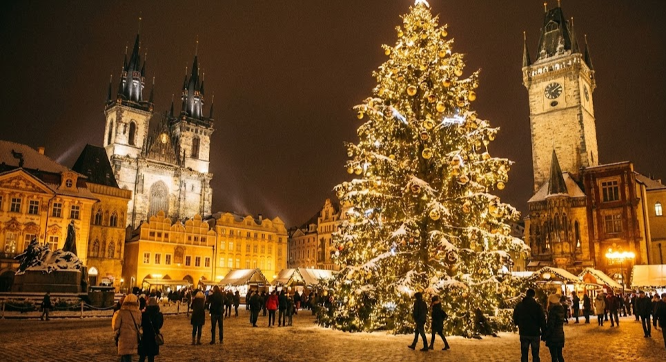 프라하 구시가지 광장의 크리스마스 트리와 겨울 야경
