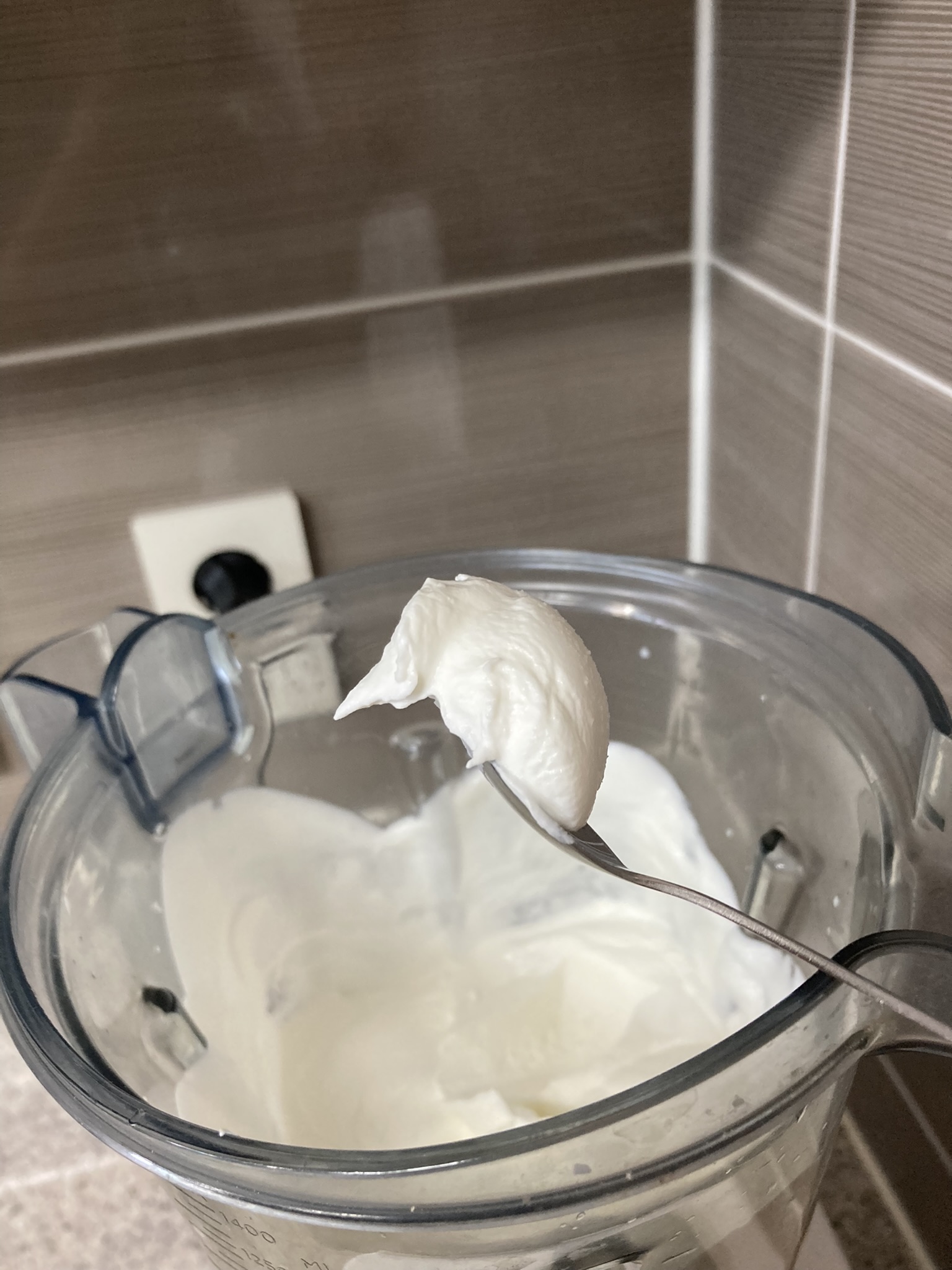 스푼에 올려진 버터화 직전의 뭉글뭉글한 생크림