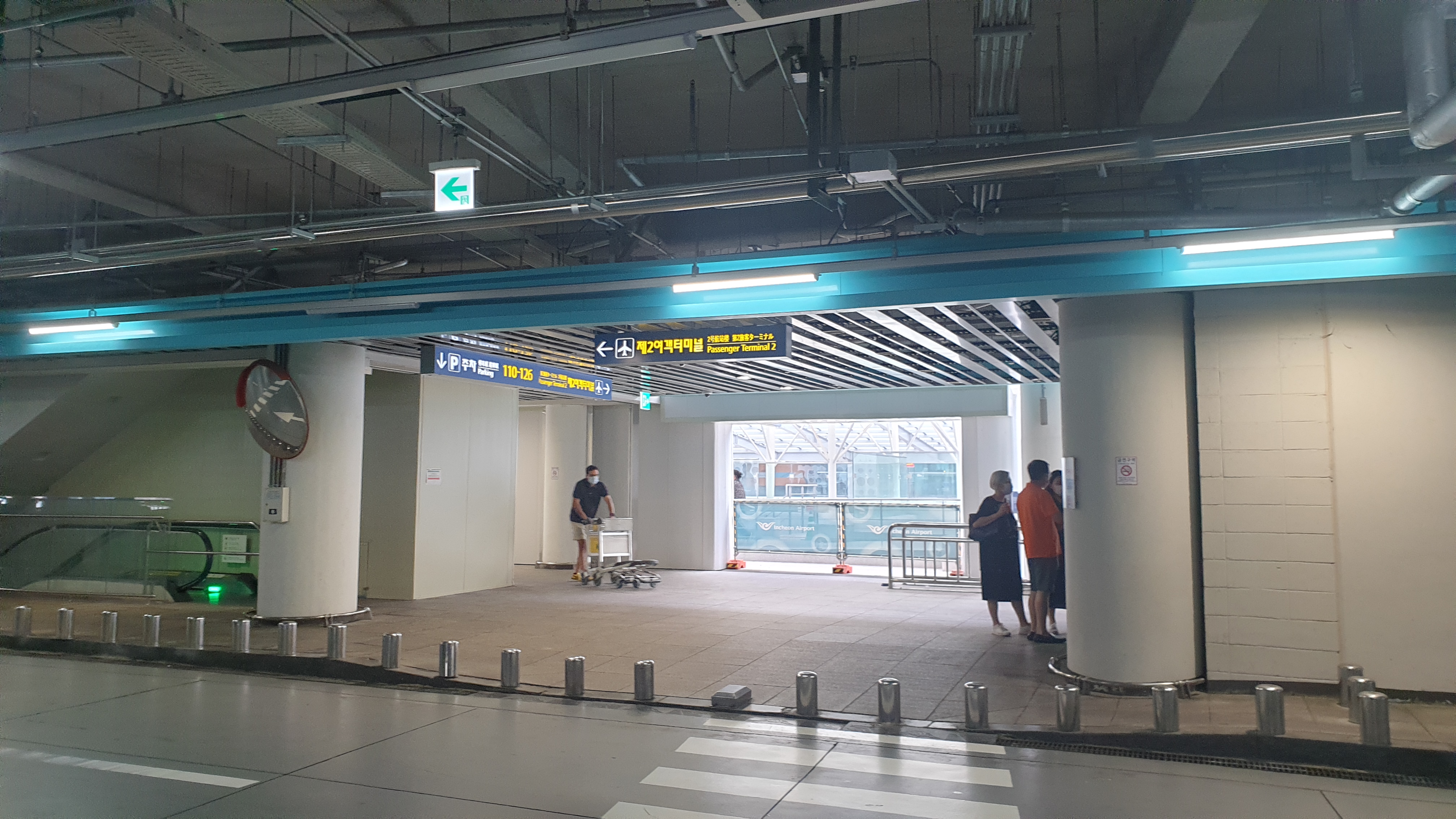 지상1층 주차장에서 나가는 출구 방향 사진