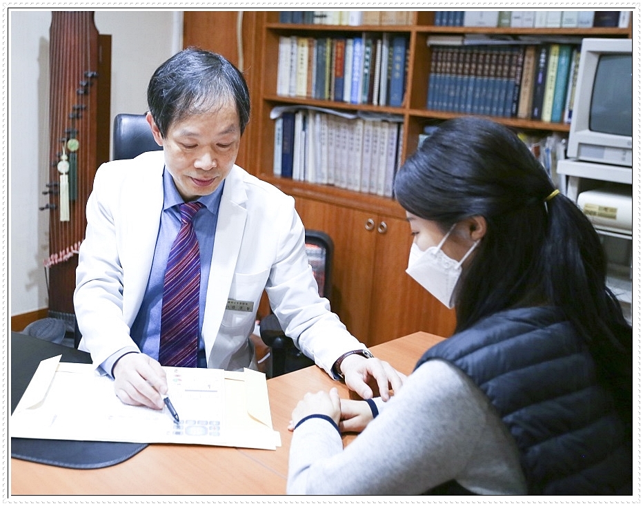 진료 상담 중인 한의사
