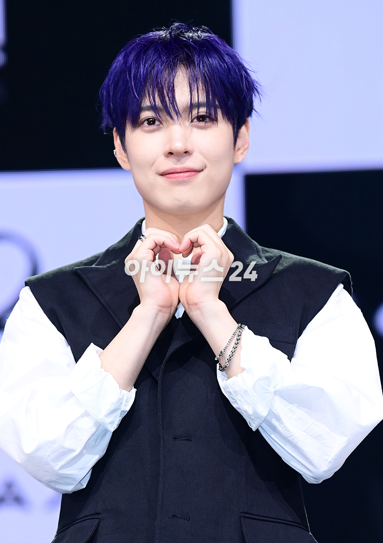 그룹 오메가엑스가 7일 오후 서울 광진구 예스24라이브홀에서 열린 오메가엑스(OMEGA X) 세 번째 미니앨범 'iykyk(if you know, you know)'(이프 유 노, 유 노) 발매 기념 쇼케이스에서 타이틀곡 '정크 푸드'(JUNK FOOD) 무대를 선보이고 있다. [사진=정소희 기자]