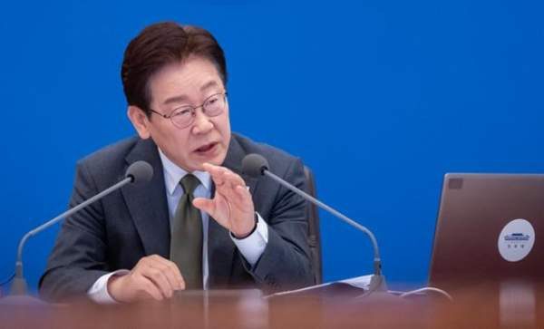 이 대통령 주사기 매점매석 엄중 단죄: 적발 업체 32개 강력 처벌 지시... 공동체 위기 이용한 반사회적 행태 뿌리 뽑는다