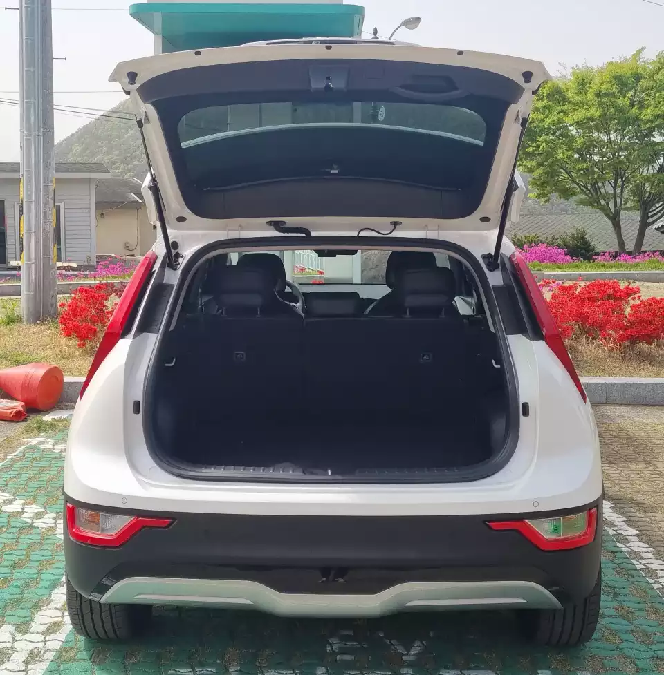 니로 EV 테일게이트를 연 모습입니다.