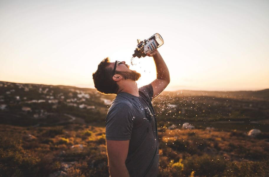 갈증으로 물을 다 마신 모습