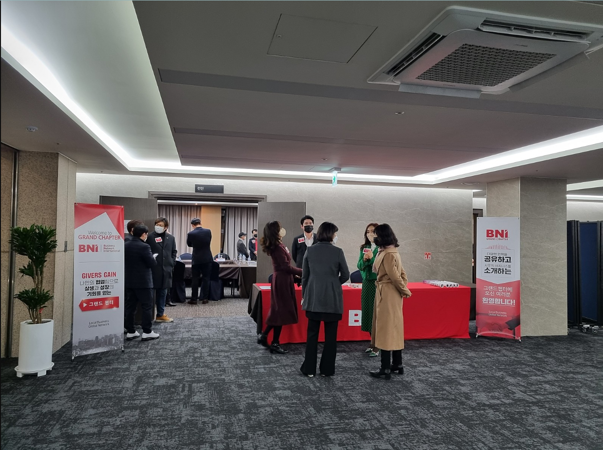 올림픽파크텔 오전 6시 30분 런던홀 입구에서 비엔아이 그랜드챕터 멤버들과 새해 첫 인사를 하는 모습입니다. 비즈터호스트 팀원들이 반갑게 인사를 나눕니다.