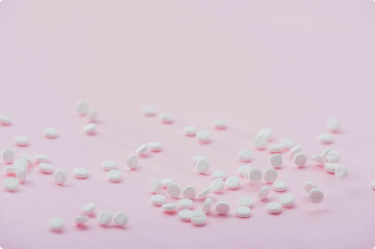 바닥에 뿌려저있는 알약들