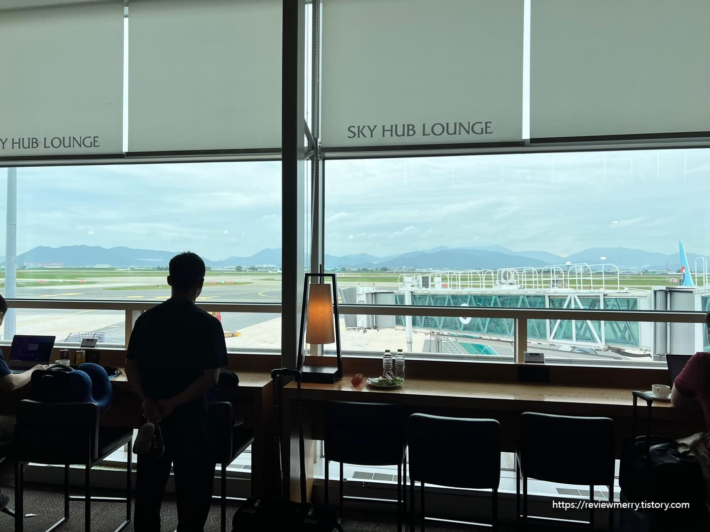 라운지 창가자리