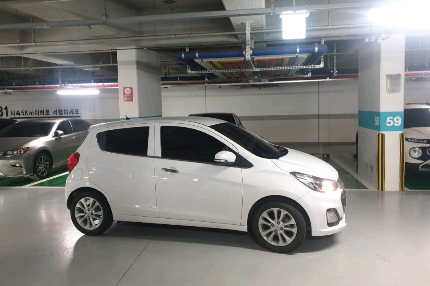 흰색-스파크-차량-옆모습