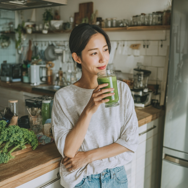 부엌에서 케일즙을 마시는 여인