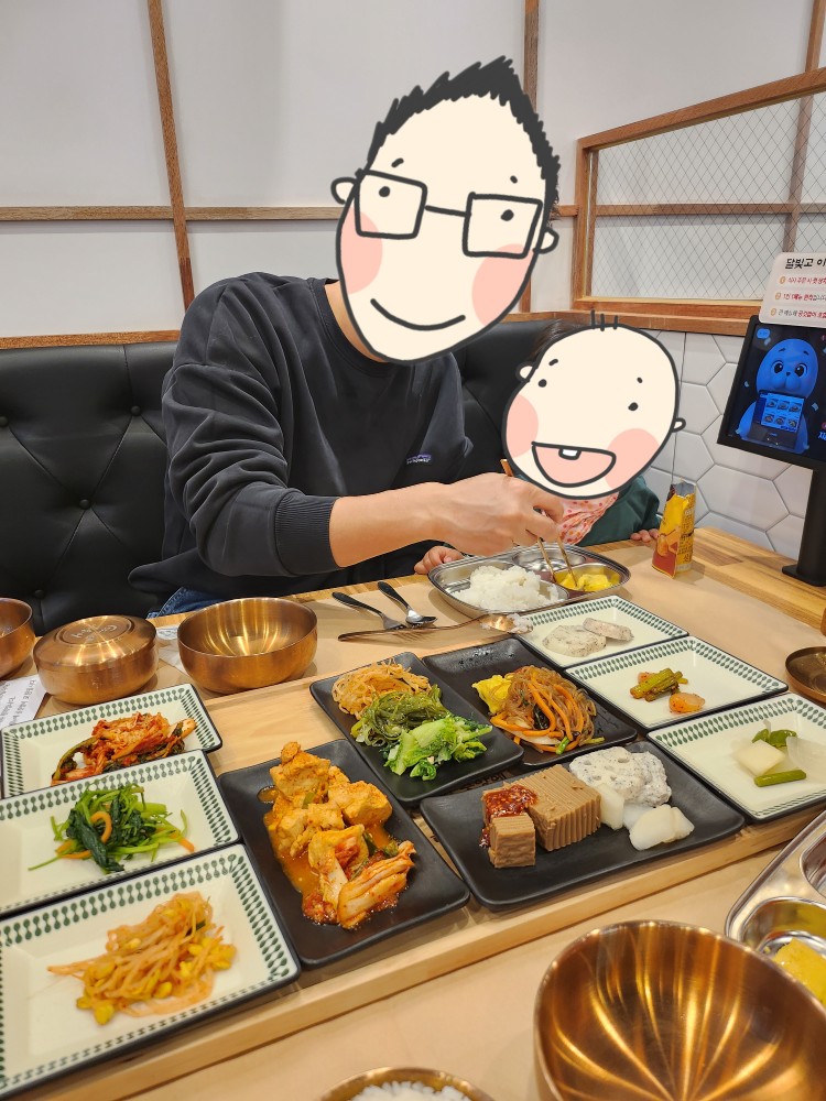 식사중인 아이와 아빠
