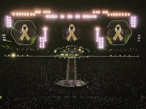 coldplay-yellow-2017년-한국-공연에서-세월호-3주기-추모-장면-대형-스크린에-노란-리본이-있다