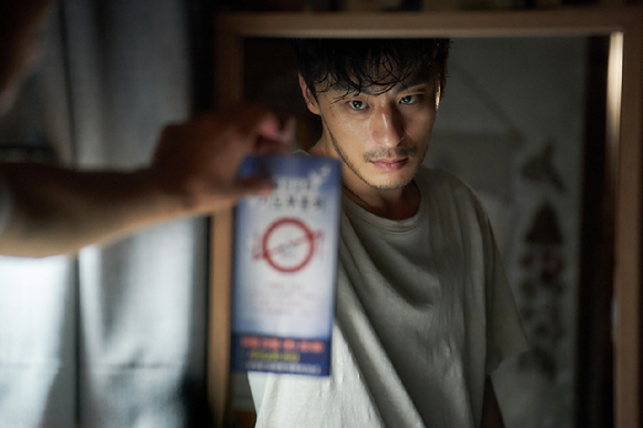 배우 구교환이 넷플릭스 시리즈 '기생수: 더 그레이'에서 열연하고 있다. [사진=넷플릭스]