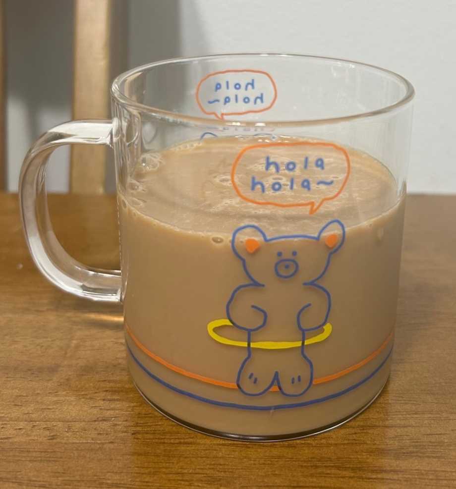 푸르밀 리얼커피를 투명한 유리컵에 담은 모습