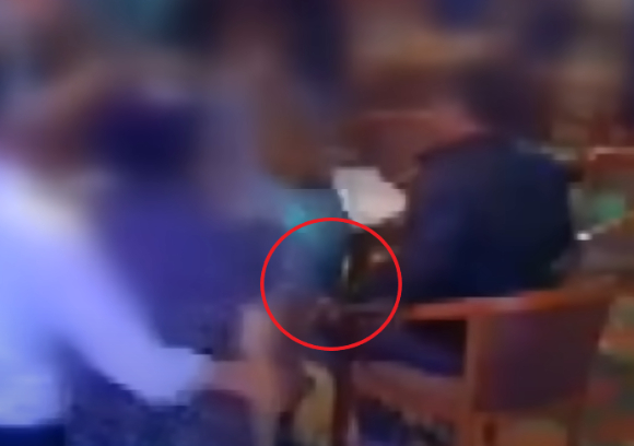 술집에서 여종업원과 여사장을 추행하고도 되레 뻔뻔한 태도를 보인 남성 사연이 공개돼 누리꾼들이 공분하고 있다. 사진은 지난해 12월 전북 익산시 한 주점에서 남성 손님이 여종업원을 추행하는 장면. [사진=JTBC '사건반장' 화면 캡처]