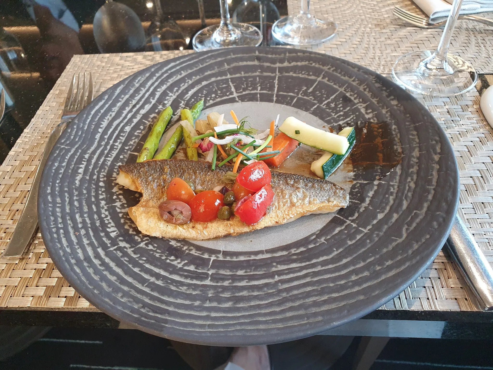 메인 요리 - 생선구이와 야채