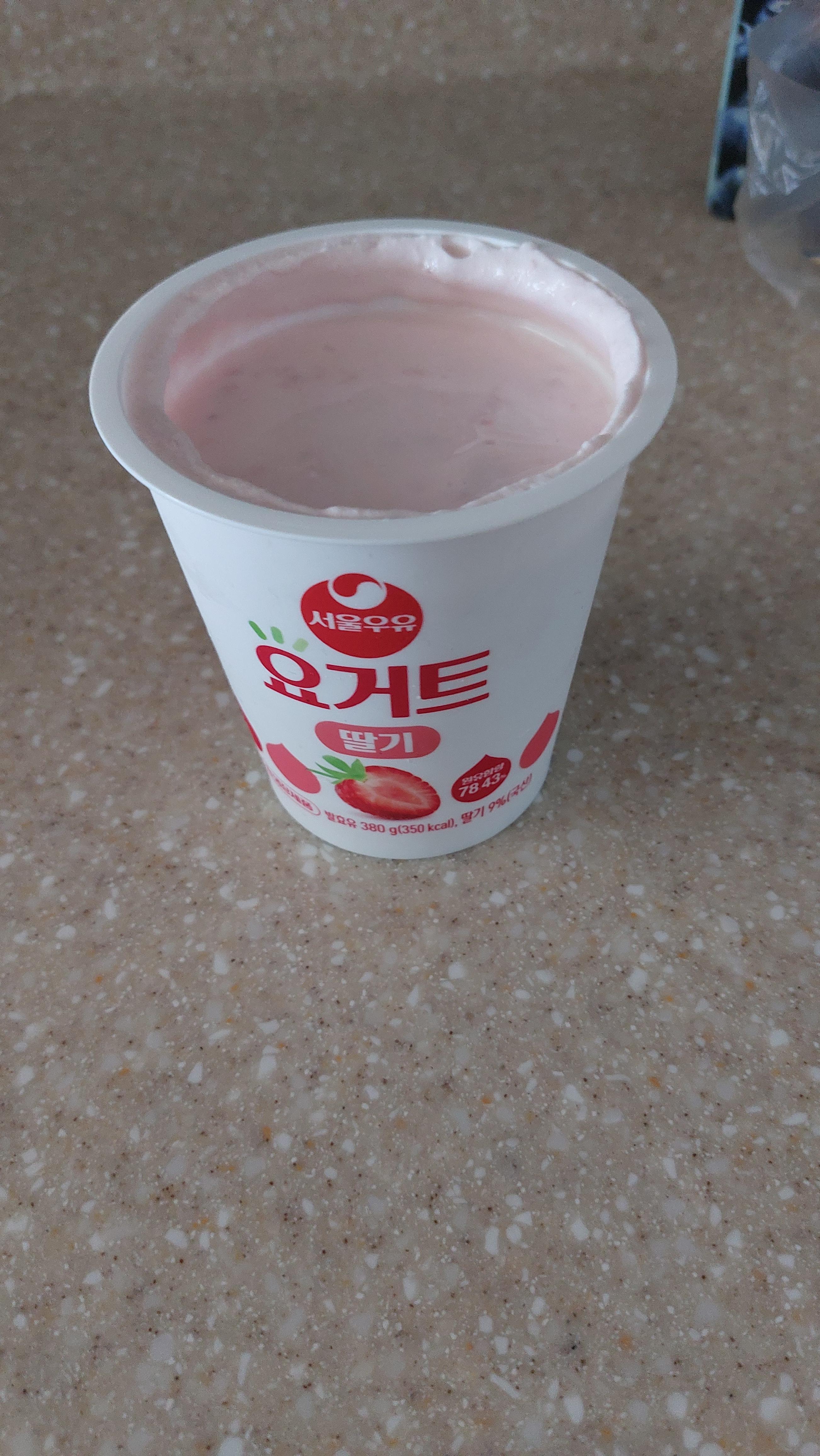 우리가 평소에 먹는 요플레 딸기랑 비슷한 맛이남.