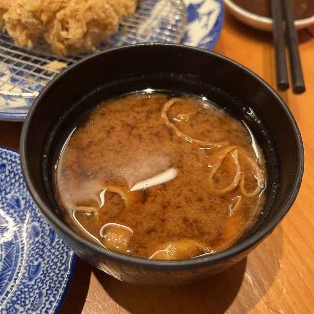 부타구미 식당 기본 반찬과 미소 된장국