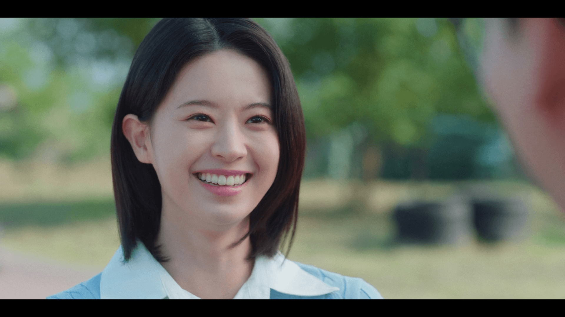tvn 티빙 드라마 취사병 전설이 되다 5화 국군TV 기자로 강림소초를 방문한 배우 전소영의 등장 장면