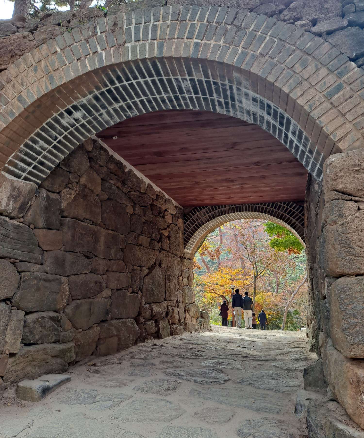 동문을 통과하다