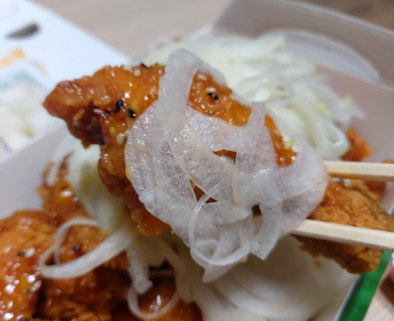 양파에 싼 스리라차 치킨