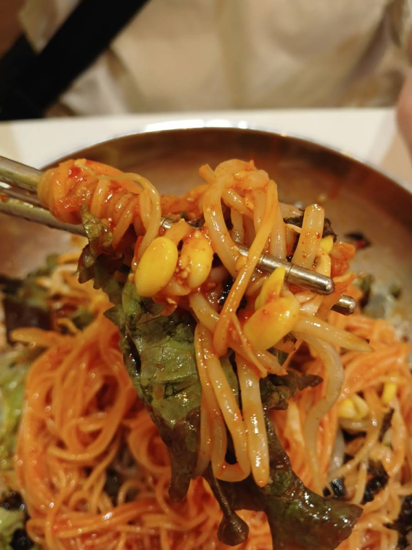 망원식당 비빔국수 한젓가락