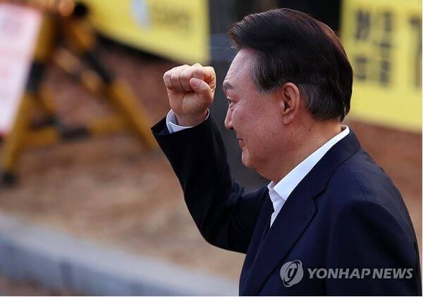 법원에 출석하는 윤석열 전대통령